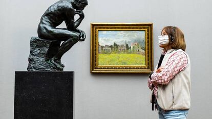 Una visitante frente a 'El pensador', de Rodin, en la Alte Nationalgalerie de Berlín, que volvió a abrir sus puertas el 12 de mayo.