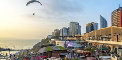 Centro comercial Larcomar al pie de varios rascacielos del distrito de Miraflores en Lima. 