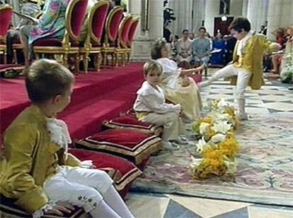 Froilan trata de sacudir una patada a una niña durante la boda.