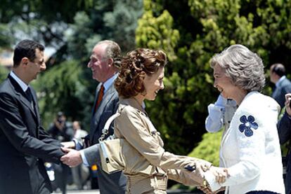 La Reina saluda a Asma, esposa del presidente de Siria, mientras el Rey recibe a Bachar el Asad en el palacio de la Zarzuela, al inicio de la visita oficial de dos días.