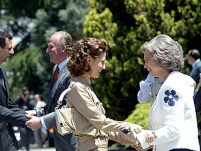 La Reina saluda a Asma, esposa del presidente de Siria, mientras el Rey recibe a Bachar el Asad en el palacio de la Zarzuela, al inicio de la visita oficial de dos días.