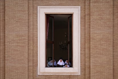 Una monjas siguen el funeral del papa Francisco desde una ventana que da la plaza de San Pedro del Vaticano. 
