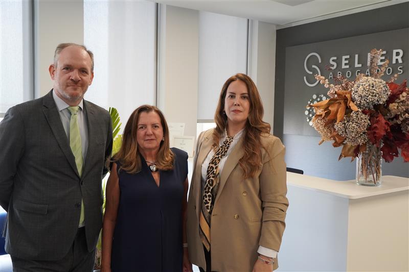 En la foto, de izq. a dcha.: Héctor Pérez,  Pilar Jaquete y Rocío Lorenzo (Selier Abogados).