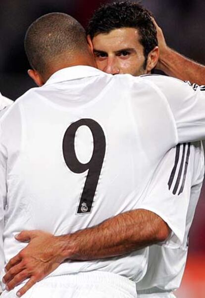 Ronaldo y Figo se abrazan tras el segundo gol del brasileño.