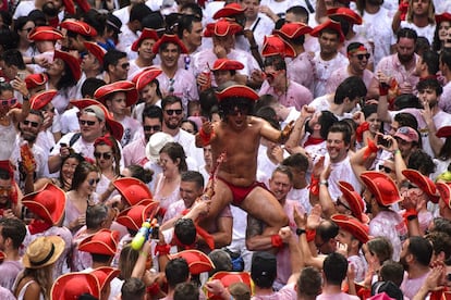 Multitud celebrando el chupinazo de Pamplona, que da comienzo a las fiestas de San Fermín 2018.
