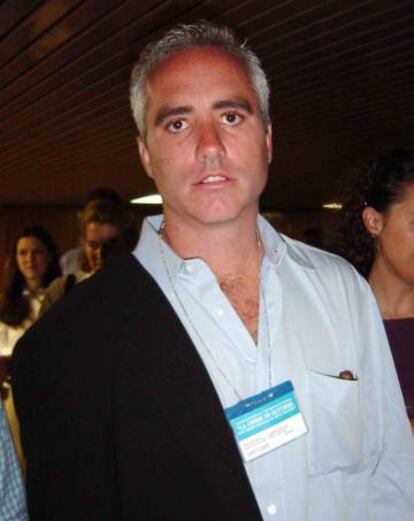 Max Kennedy, en una visita a Cuba en 2002.