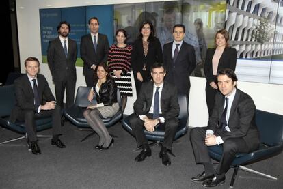 Equipo de bonos de BBVA. De pie: Ángel Tejada, Juan Garnica, Patricia Cuenllas, Reyes Bover, Álvaro Solís y Fátima Martín. Sentados: Gonzalo Cid-Luna, Mari Luz Campo, Juan Isusi y Javier Urraca.