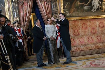 El ministro del Interior de España, Juan Ignacio Zoido, habla con el primer ministro español Mariano Rajoy y la ministra de Defensa de España, María Dolores de Cospedal, durante las celebraciones del Día de la Pascua Militar.