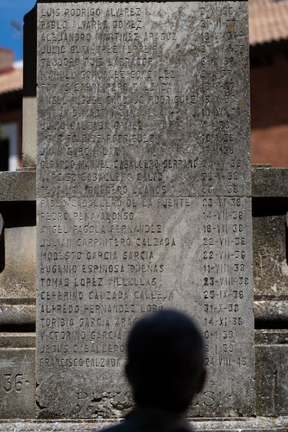 Base de la cruz con el listado de los caídos del Bando Nacional en la Guerra Civil.