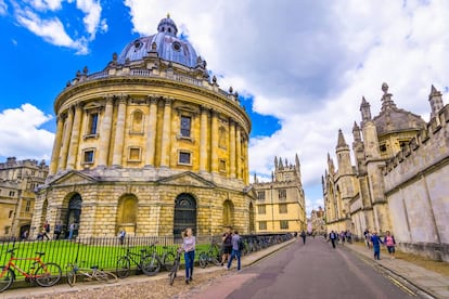 The Bod, la Biblioteca Bodleiana de la Universidad de Oxford, debe su nombre al diplomático y profesor inglés Thomas Bodley, quien la fundó a principios del siglo XVII. Uno de los espacios bibliotecarios más antiguos de Europa, transitado, entre otros, por J. R. R. Tolkien (primero como alumno y después como docente) ha necesitado dos ampliaciones debido al rapidísimo incremento de los volúmenes almacenados. Parte de los fondos se encuentran bajo tierra, en la Cámara Radcliffe (en la foto); otros están en la Torre de las Cinco Órdenes, llamada así por estar decorada con columnas de los cinco órdenes de la arquitectura clásica. La biblioteca original se conecta con la nueva mediante un túnel. bodleian.ox.ac.uk