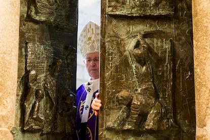 El arzobispo de Santiago, Julián Barrio, cruza la Puerta Santa de la catedral de esa ciudad, en 2015.