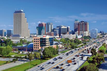 El 'skyline' del centro de Orlando (Florida) emerge alrededor de la Interestatal 4, la autopista que vertebra la urbe.