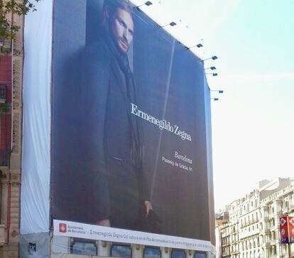 Lona publicitaria en la fachada de un edificio de Plaza Catalunya (Barcelona), rehabilitado por Trac Rehabilitació d'Edificis.