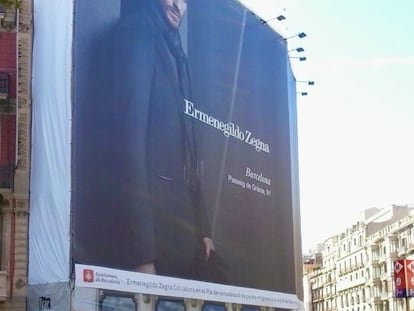 Lona publicitaria en la fachada de un edificio de Plaza Catalunya (Barcelona), rehabilitado por Trac Rehabilitació d'Edificis.