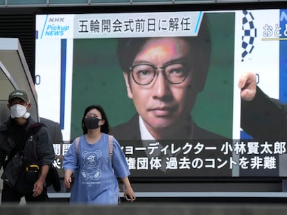 Una pantalla muestra este jueves en Tokio la noticia del cese del director de la ceremonia inaugural de los Juegos Olímpicos, Kentaro Kobayashi.