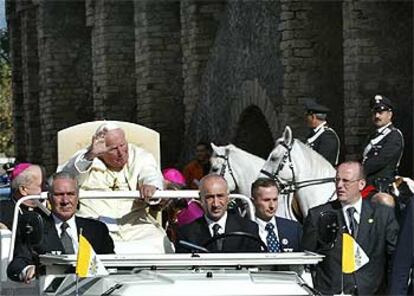En la imagen, Juan Pablo II a su llegada a Pompeya.