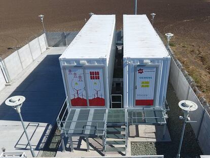 Instalación de EDPR para almacenar energía eólica en baterías en el parque eólico de Cobadin (Rumanía).