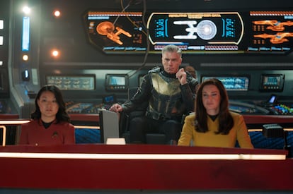 Desde la izquierda, Rong Fu, Anson Mount y Rebecca Romijn, en la tercera temporada de 'Star Trek: Strange New Worlds'.