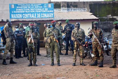 Soldados de las Fuerzas Especiales de Guinea ante la puerta de la prisión central de Conakry el pasado 7 de septiembre, antes de la liberación de decenas de presos políticos.