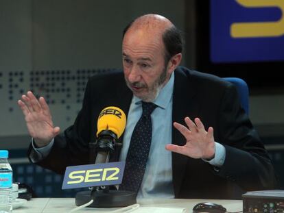 El candidato socialista, Alfredo Pérez Rubalcaba, durante la entrevista en la SER.