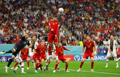 Álvaro Morata salta para despejar un balón en el partido entre España y Alemania.