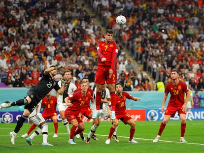 Álvaro Morata salta para despejar un balón en el partido entre España y Alemania.