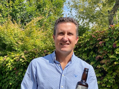 Daniel Exner, con un botellín de sidra natural de su marca.