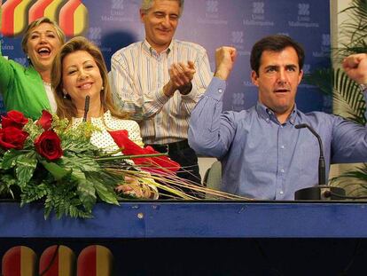 Los expresidentes de UM, María Antonia Munar y Miquel Nadal, celebrando el resultado de las elecciones en 2007.