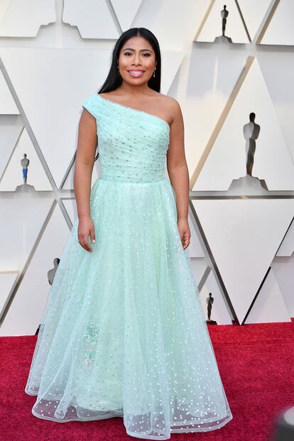 YALITZA APARICIO.
Alfonso Cuarón buscaba a una mujer fuera de las tablas para protagonizar su celebrada Roma (2018), y encontró en ella su ideal. La Academia del Cine estadounidensa reconoció su labor con una nominación a Mejor actriz y se estrenó en la alfombra roja con su primer papel en la vida. Ahora, ha confesado estar esforzándose con el inglés con el objetivo de labrarse una carrera en la Meca del Cine.