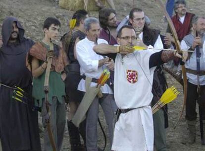 Vecinos de Cortegana (Huelva) disfrazados de capuchinos y arqueros, ayer durante la XIII edición de las Jornadas Medievales.