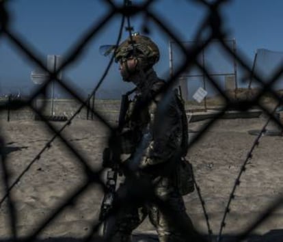 Un soldado estadounidense en la frontera.