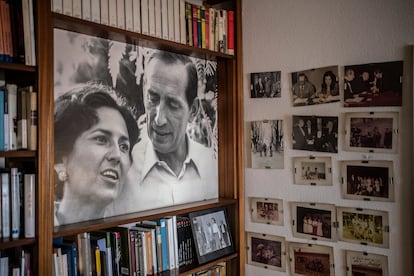 Fotografía de Miguel Delibes y su esposa, Ángeles de Castro, en un rincón de su estudio. Sus siete hijos y herederos tenían claro que querían compartir ese valioso patrimonio, pero se han topado con los pulsos entre la Junta de Castilla y León y el Ayuntamiento de Valladolid, que han pugnado por la ubicación de una casa-museo que homenajeara al pucelano y permitiera disfrutar de este tesoro.