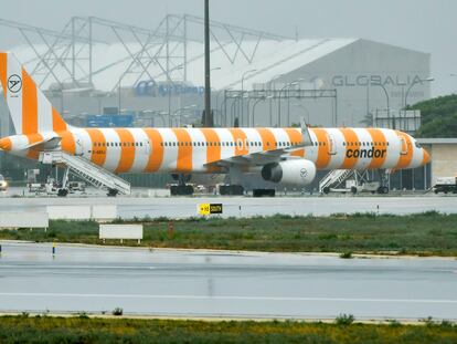 Avión de la compañía aérea Condor este lunes, en el aeropuerto de Palma.