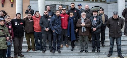 En primer t&eacute;rmino: Jos&eacute; Alc&aacute;zar, presidente del Comit&eacute; interempresas en el momento de los hechos  (5d), acompa&ntilde;ado por el secretario general de Podemos, Pablo Iglesias (6d); los secretarios generales, de UGT, C&aacute;ndido M&eacute;ndez (2d), y de CCOO, Ignacio Fern&aacute;ndez Toxo (3d); la diputada socialista Luz Rodr&iacute;guez (4d), y el diputado de Podemos, Alberto Rodr&iacute;guez (detr&aacute;s - i), entre otros, antes del inicio del juicio a ocho miembros del comit&eacute; de empresa de Airbus, conocidos como &#039;los 8 de Airbus&#039;.