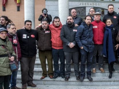 En primer término: José Alcázar, presidente del Comité interempresas en el momento de los hechos (5d), acompañado por el secretario general de Podemos, Pablo Iglesias (6d); los secretarios generales, de UGT, Cándido Méndez (2d), y de CCOO, Ignacio Fernández Toxo (3d); la diputada socialista Luz Rodríguez (4d), y el diputado de Podemos, Alberto Rodríguez (detrás - i), entre otros, antes del inicio del juicio a ocho miembros del comité de empresa de Airbus, conocidos como 'los 8 de Airbus'.