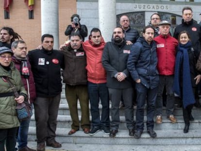 En primer t&eacute;rmino: Jos&eacute; Alc&aacute;zar, presidente del Comit&eacute; interempresas en el momento de los hechos  (5d), acompa&ntilde;ado por el secretario general de Podemos, Pablo Iglesias (6d); los secretarios generales, de UGT, C&aacute;ndido M&eacute;ndez (2d), y de CCOO, Ignacio Fern&aacute;ndez Toxo (3d); la diputada socialista Luz Rodr&iacute;guez (4d), y el diputado de Podemos, Alberto Rodr&iacute;guez (detr&aacute;s - i), entre otros, antes del inicio del juicio a ocho miembros del comit&eacute; de empresa de Airbus, conocidos como &#039;los 8 de Airbus&#039;.