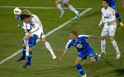 Sergio Ramos remata de cabeza el primer gol de su equipo