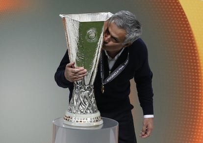 El entrenador del Manchester United José Mourinho besa el trofeo.