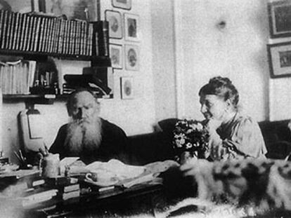 León y Sonia Tolstói, en el estudio de la casa de Yásnaia Poliana.