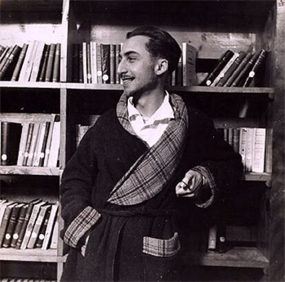 Roland Barthes, en la biblioteca de un sanatorio, en 1943.