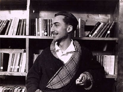 Roland Barthes, en la biblioteca de un sanatorio, en 1943.