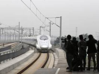El primer tren de la línea de alta velocidad más larga del mundo a su llegada hoy a Cantón (China). Esta nueva línea une la capital, Pekín, con la ciudad más próspera del sur del país, Cantón, un eje de 2.298 kilómetros que consolida al gigante asiático como líder mundial en este tipo de red ferroviaria.