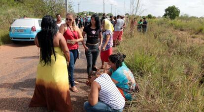 Unos familiares de los presos esperan a tener noticias, este viernes, en Roraima.