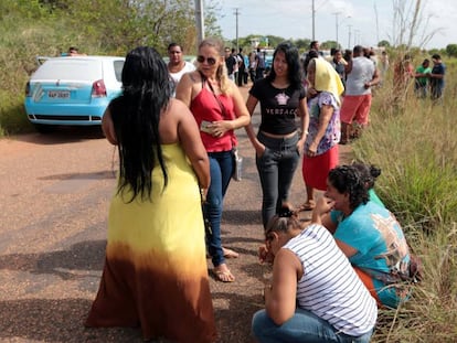 Unos familiares de los presos esperan a tener noticias, este viernes, en Roraima.