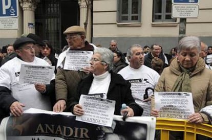 Familiares de los niños robados protestan frente a la Audiencia el pasado 27 de enero.