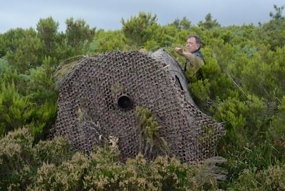 El fotógrafo Mikel Arrazola instala una tienda de camuflaje para capturar imágenes de los ciervos del Parque Natural del Gorbea.