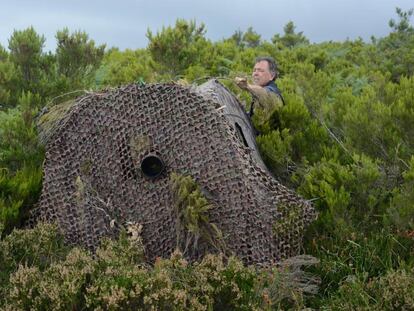 El fotógrafo Mikel Arrazola instala una tienda de camuflaje para capturar imágenes de los ciervos del Parque Natural del Gorbea.