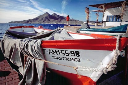 La Isleta del Moro, enclave marinero donde degustar buen pescado en el Cabo de Gata, debe su nombre a uno de los peñones que acotan su playa, ligeramente separado de la costa.