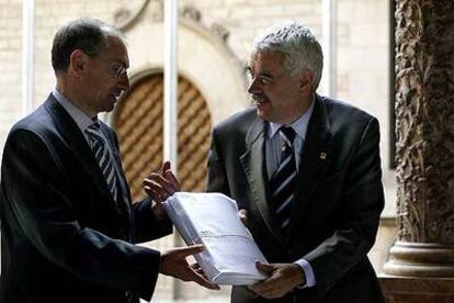 El presidente del Consejo Consultivo, Joaquim Tornos, entrega a Maragall el informe del Estatuto.