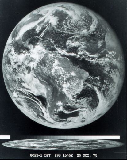 Esta es la primera foto que el satélite espacial GOES-1 hizo al planeta Tierra. La tomó el 25 de octubre de 1975, hace ahora 40 años. El objetivo del satélite era devolver imágenes sobre el tiempo atmosférico, la situación de las nubes y la temperatura terrestre al servicio nacional del tiempo de Estados Unidos. Después del éxito del satélite, le siguieron otros GOES que ahora se han convertido en los ojos de EE UU en el cielo y les sirve para predecir posibles catástrofes meteorológicas. El siguiente se lanzará en 2016 y escaneará la Tierra cinco veces más rápido y devolverá imágenes cuatro veces más nítidas.